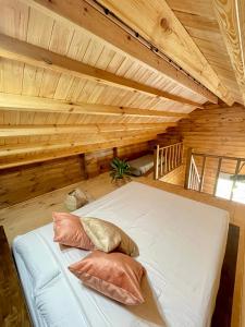 een slaapkamer met een bed met 2 kussens erop bij Mountain Eco Shelter 3 in Corujeira de Dentro