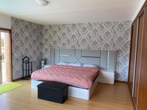 - une chambre avec un grand lit et une couette rouge dans l'établissement Moderne Villa in Aveiro Portugal, à Gafanha da Vagueira