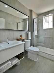 a bathroom with a sink and a toilet and a shower at Hotel Faro Azul Valparaíso Cerro Alegre in Valparaíso