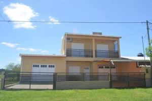 ein Haus mit einem Zaun davor in der Unterkunft Casa de Juan in Federación