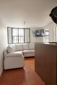 - un salon avec un canapé et une table dans l'établissement Hotel Gran Girones, à Girón