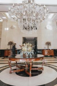 Uma área de estar em DiplomaticHotel