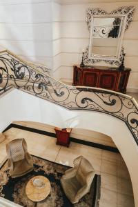 Uma área de estar em DiplomaticHotel
