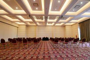 Área de negócios e/ou sala de conferências em DiplomaticHotel mais 37 fotos