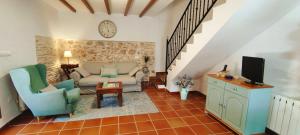 พื้นที่นั่งเล่นของ Masía de San Juan, casa rural renovada en Castillo con piscina y Aire Acondicionado