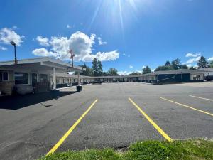un parking vide dans une station-service dans l'établissement Holiday Motel, à Sault-Sainte-Marie