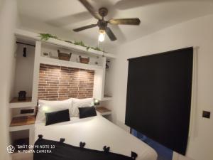 A bed or beds in a room at Beach and Sun - Paseo Marítimo -Playa