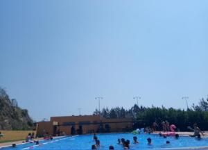 a group of people in a large swimming pool at Apartaments Populetus in Poboleda