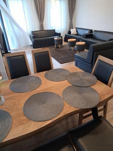 a wooden table with four chairs and a living room at Eco familia in Pojoga