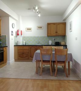 uma cozinha com uma mesa e duas cadeiras em Town centre one bed apartment em Dungarvan