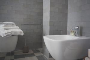 Un baño con bañera blanca y un inodoro. en Lorè, en Polignano a Mare