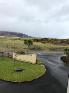 una carretera con una pequeña isla en el medio en Beach View Portnablagh Dunfanaghy, en Dunfanaghy