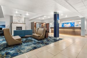 - une salle d'attente avec des chaises et une cheminée dans l'établissement Holiday Inn Express Wenatchee, an IHG Hotel, à Wenatchee