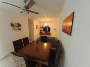 une salle à manger avec une table en bois et des chaises noires dans l'établissement Hermoso Dpto completo en el corazón de Santa Fe, à Santa Fe 7 autres photos