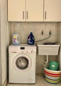 - une buanderie avec un lave-linge et un évier dans l'établissement Hermoso Dpto completo en el corazón de Santa Fe, à Santa Fe