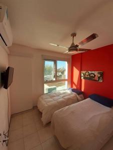 sypialnia z 2 łóżkami i wentylatorem sufitowym w obiekcie Hermoso Dpto completo en el corazón de Santa Fe w mieście Santa Fe