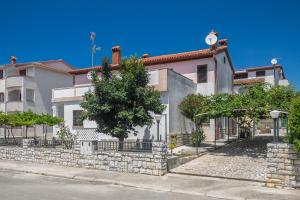una casa en una calle con una pared de piedra en Apartment Citar, en Poreč