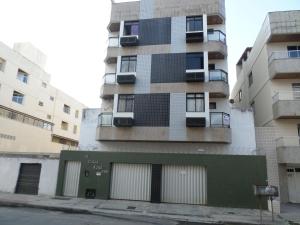 ein Apartmenthaus mit zwei Garagen davor in der Unterkunft Apartamento Temporada Praia do Morro in Guarapari