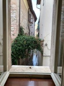 福利尼奧的住宿－Affittacamere “ La casa di Claretta”，从大楼的窗户可欣赏到小巷的景色
