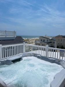 Gallery image of Ocean Views 30 Steps from the Beach with Gourmet Kitchen and Roof Top Hot Tub 3 in Long Beach