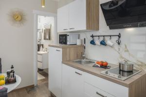 una cocina con fregadero y encimera en Apartment Citar, en Poreč 8 fotos más