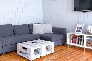 sala de estar con sofá y mesa de centro en Fedafjorden Apartments en Feda