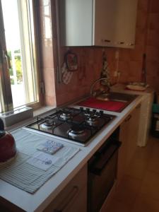 una cocina con estufa y fregadero en Villa Leo, en Ostuni