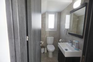 Ένα μπάνιο στο Protaras Pearl Villa Ekaterina +14 φωτογραφίες