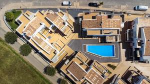 een uitzicht op een huis met een zwembad bij Casa Kiko in Burgau