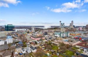 Falls House Downtown Niagara Falls Canada في شلالات نياجارا: منظر جوي لمدينة مع المباني