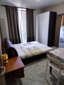 カントゥにあるSoggiorno Manuの小さなベッドルーム(ベッド1台、窓付)