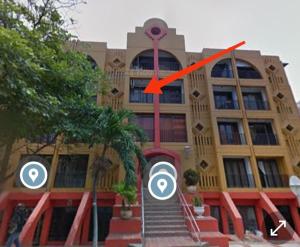 un edificio con una flecha roja delante de él en Apartamento Rodadero Edificio Rodadero Plaza 301A, en Santa Marta