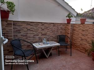 einen Tisch und zwei Stühle auf einer Terrasse in der Unterkunft Casa Angel in Cazorla