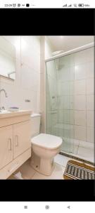 a bathroom with a toilet and a shower and a sink at Stúdio Petrópolis, Alameda das Pedras in Petrópolis