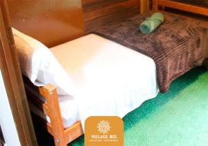 małe łóżko piętrowe z znakiem, że saysvalle piekło w obiekcie Pousada Village Mel w mieście Ilha do Mel