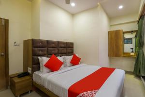 Postel nebo postele na pokoji v ubytování Super Hotel O Shubham Inn