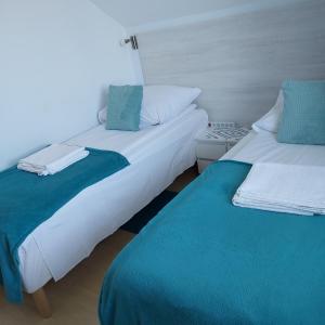 スバジェボにあるPokoje gościnne Jutrzenkaのベッド2台が隣同士に設置された部屋です。