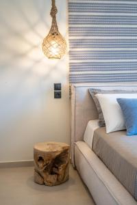 una mesa de madera junto a un sofá en una habitación en “Sea•Si” Luxury Home, en Sissi