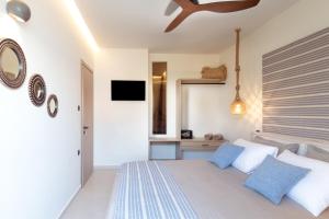 1 dormitorio con cama con almohadas azules y techo en “Sea•Si” Luxury Home, en Sissi
