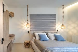 1 dormitorio con 1 cama con almohadas azules y blancas en “Sea•Si” Luxury Home, en Sissi