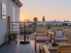 un balcón con 2 sillas y una copa de vino en “Sea•Si” Luxury Home, en Sissi