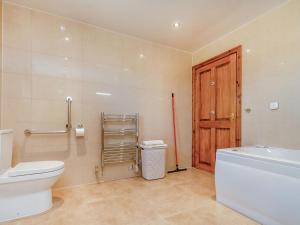 a bathroom with a toilet and a sink and a tub at Routster Cottage in Giggleswick +15 photos