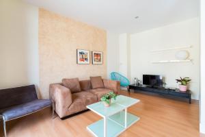 un salon avec un canapé et une table dans l'établissement Be Free Arco Almeria, à Almería