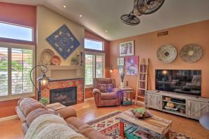 uma sala de estar com um sofá e uma lareira em AZ Home with Resort-Style Amenities and Mtn View! em Catalina