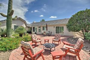 um pátio com cadeiras, uma mesa e um cacto em AZ Home with Resort-Style Amenities and Mtn View! em Catalina