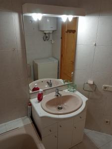 a bathroom with a sink and a toilet and a tub at Apartamento con terraza y vistas panorámicas en Taüll in Taull