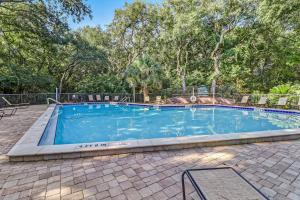 Bazén v ubytování Updated, ground-floor condo in Amelia Island Plantation with patio & pool access nebo v jeho okolí
