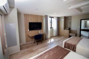 TV a/nebo společenská místnost v ubytování Hotel Sirari By Regina