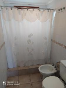 a bathroom with a toilet and a sink at Mediterráneo Cabañas in Chascomús