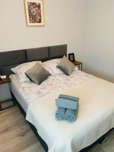 a bed with two towels on top of it at Apartament Champion in Gorzów Wielkopolski